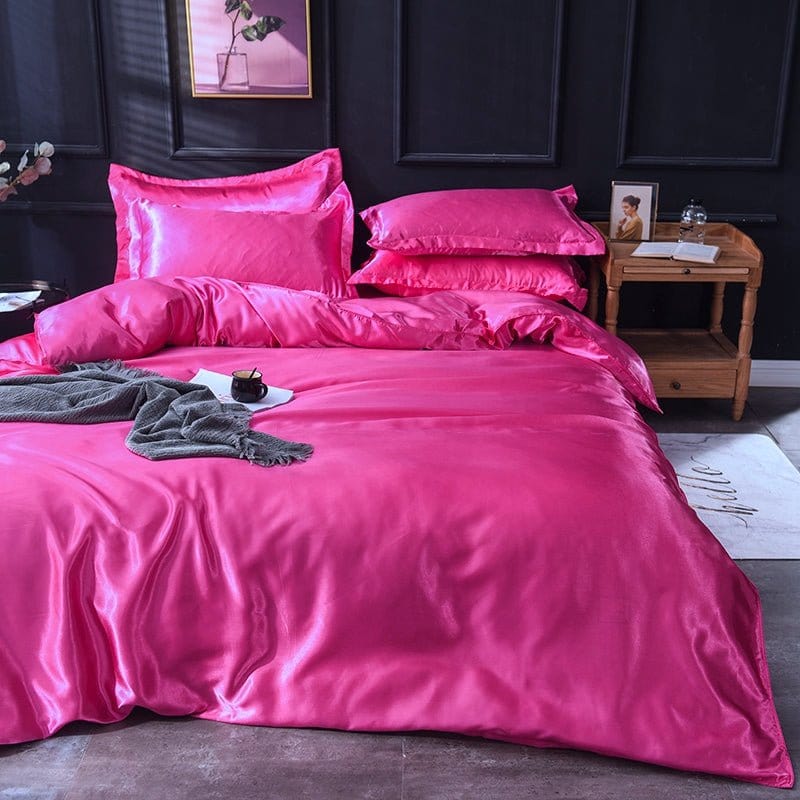 Détail des taies d'oreiller assorties en satin polyester rose