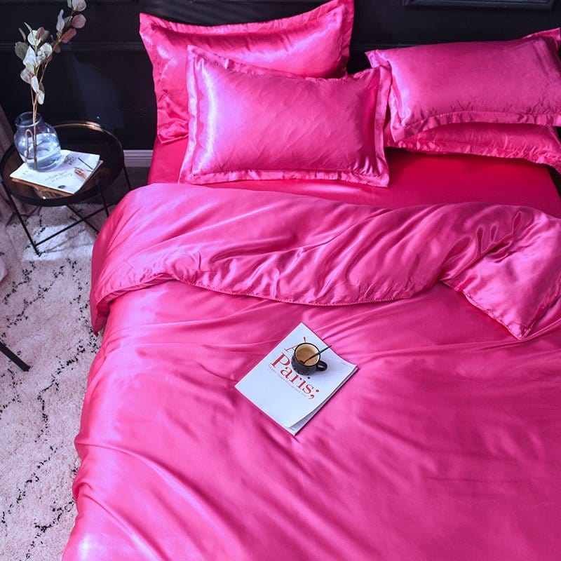 Texture lisse et brillante du satin polyester rose