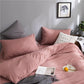 Zoom sur la texture douce du coton rose pêche de la housse
