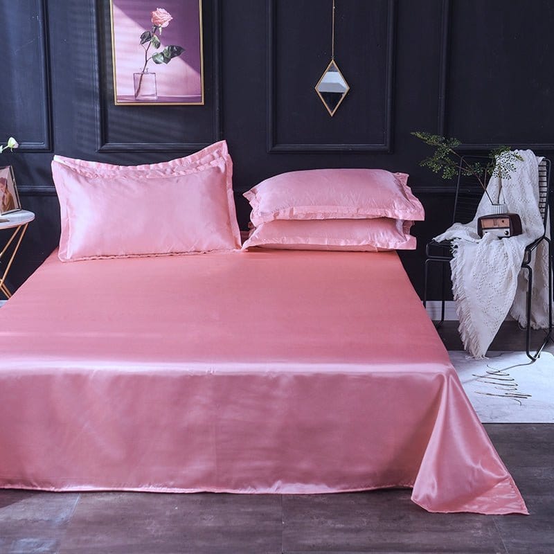 Zoom sur la texture satinée de la parure de lit rose