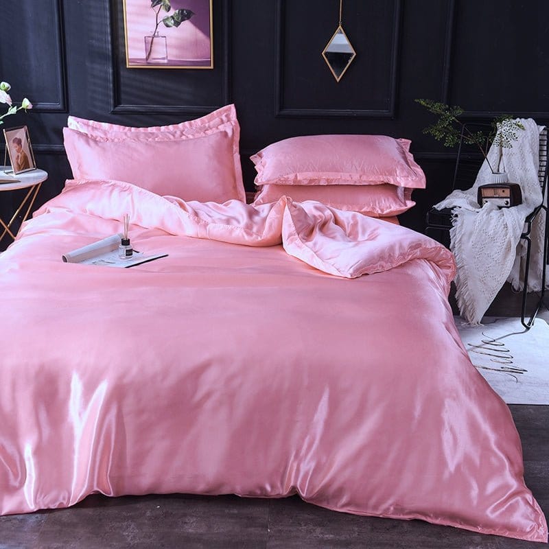 Détail du tissu satiné rose de la housse de couette