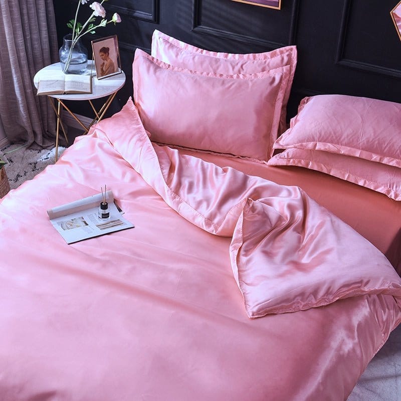 Housse de couette satinée rose avec plis élégants