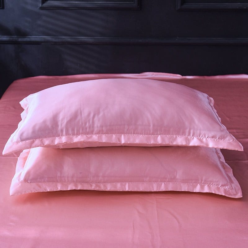 Détail des coutures de la parure de lit satinée rose