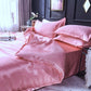 Texture lisse et brillante du satin polyester rose