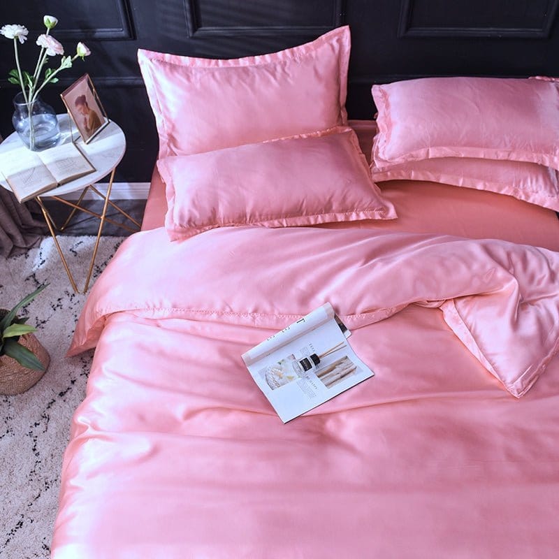 Détail du drap housse en satin polyester rose