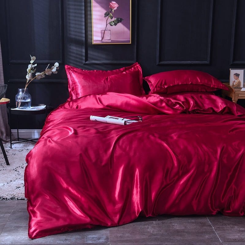 Zoom sur le tissu satiné rouge de la parure de lit