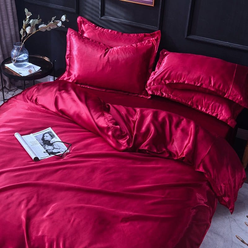 Housse de couette rouge satinée sur lit standard