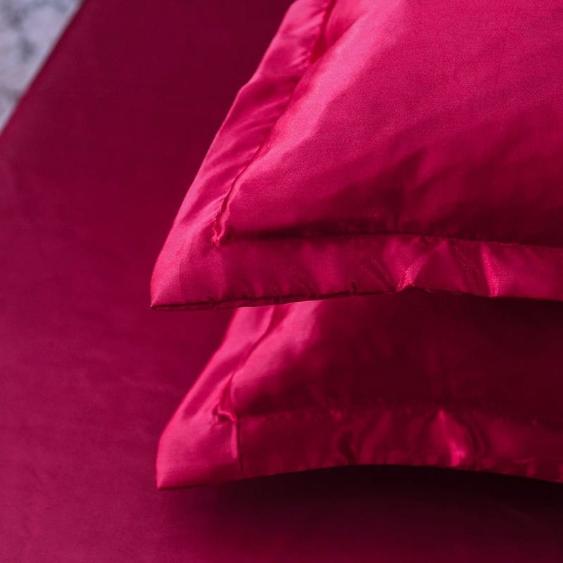 Texture lisse et brillante du tissu rouge satiné