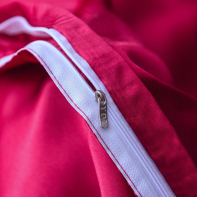 Ensemble de lit rouge avec drap housse et oreillers