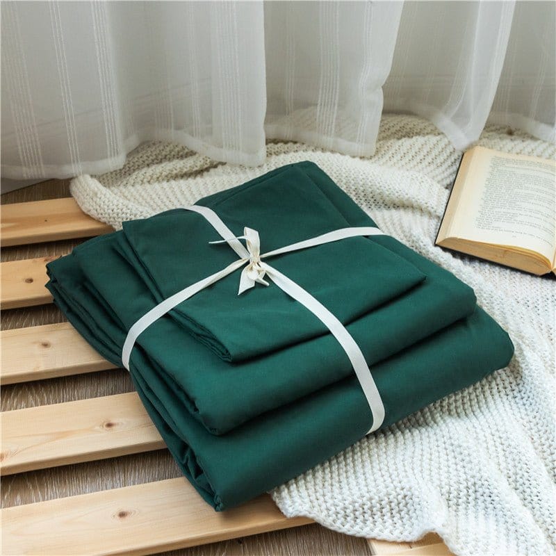 Housse de couette verte avec taies d'oreiller assorties sur un lit