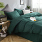 Chambre moderne avec parure de lit verte et décoration assortie