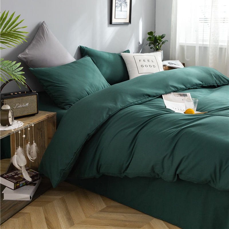 Chambre moderne avec parure de lit verte et décoration assortie