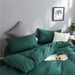 Taies d'oreiller vertes assorties à la housse de couette sur le lit