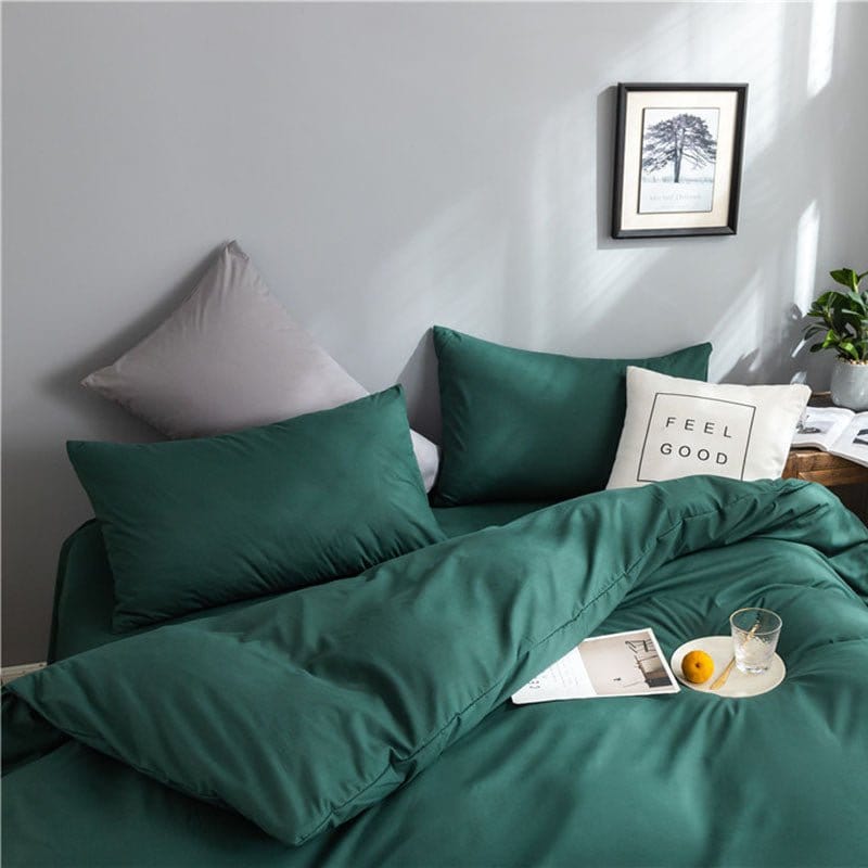 Taies d'oreiller vertes assorties à la housse de couette sur le lit