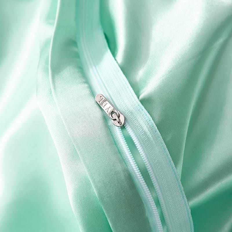 Lit habillé avec la parure satinée vert opaline