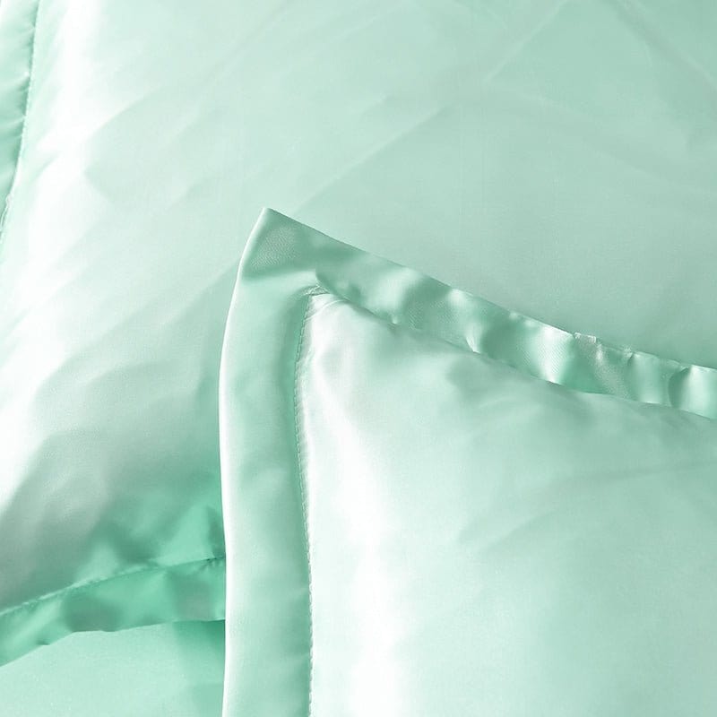 Texture douce et satinée du tissu polyester vert
