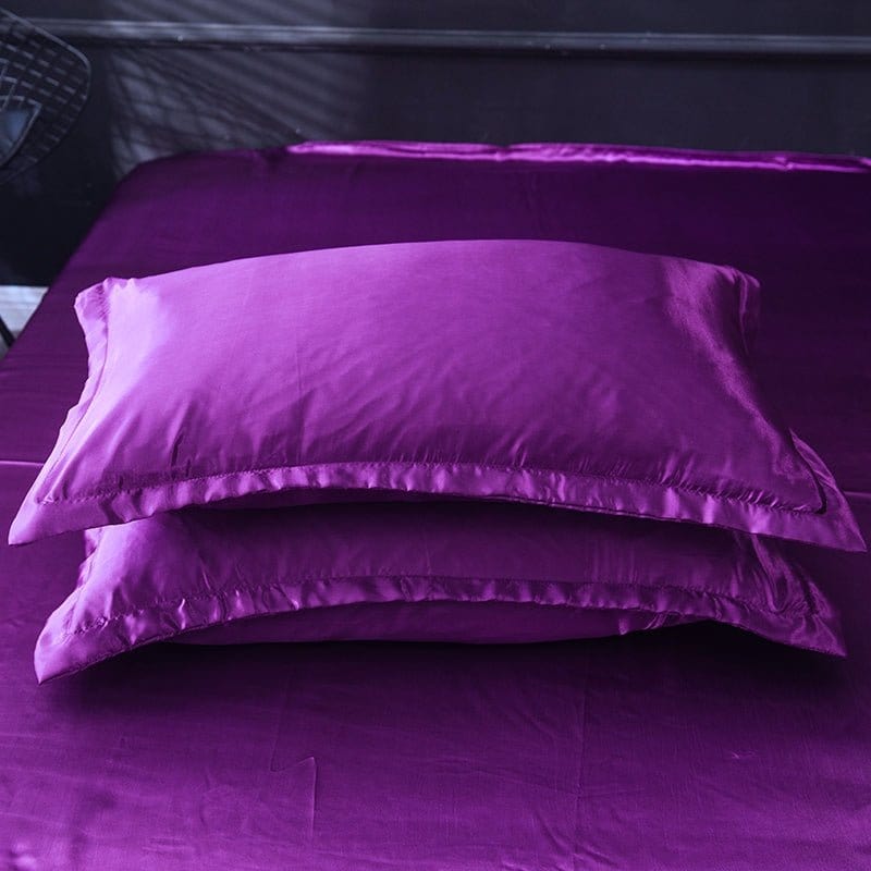 Taies d'oreiller violettes assorties à la housse de couette