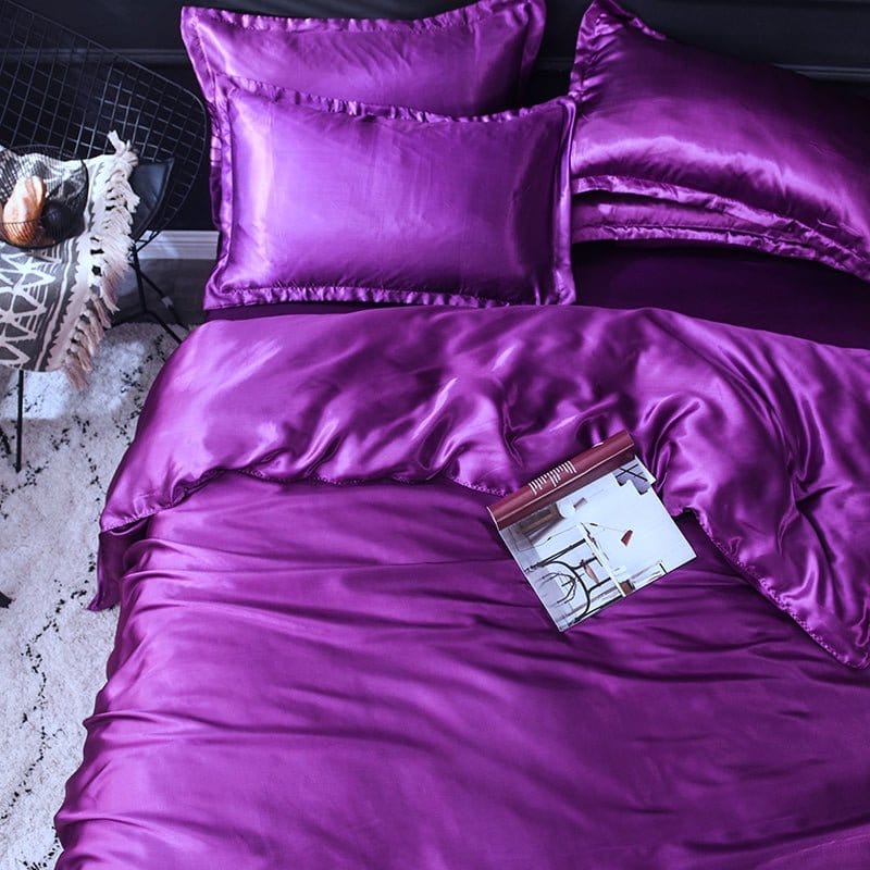 Zoom sur le pli du tissu violet en satin polyester