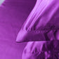 Texture lisse et brillante du satin polyester violet