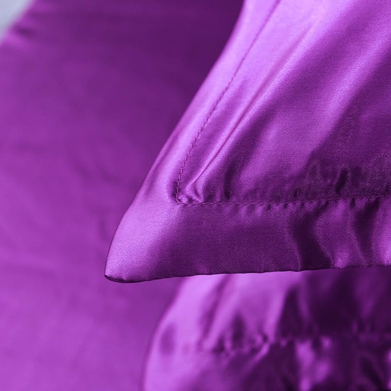 Texture lisse et brillante du satin polyester violet