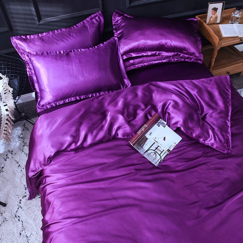 Lit avec parure satinée en polyester violet et accessoires