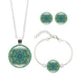 Zoom sur le pendentif mandala aux motifs géométriques colorés