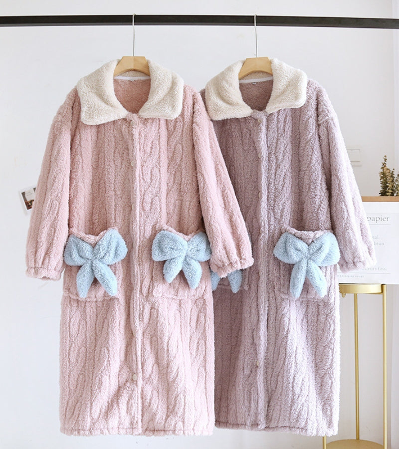 Peignoir mauve avec col blanc et boutons visibles