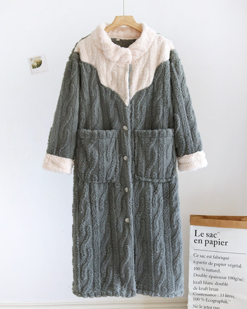 Vue de face du peignoir doudou avec poches