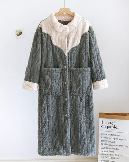 Vue de face du peignoir doudou avec poches
