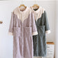 Peignoir vert et blanc avec col rond et boutons
