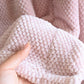 Détail du col en V du peignoir pour femme