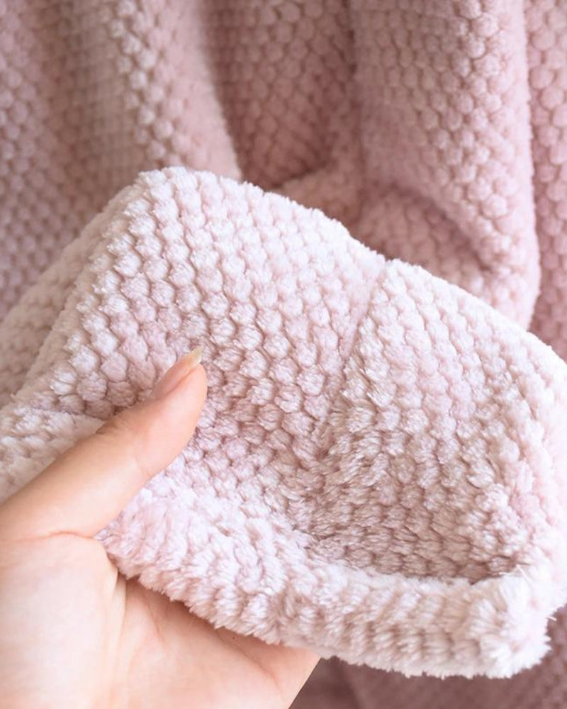 Détail du col en V du peignoir pour femme
