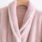 Vue de face du peignoir rose avec ceinture