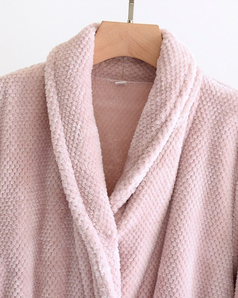 Vue de face du peignoir rose avec ceinture