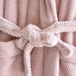 Gros plan sur la texture douce du peignoir
