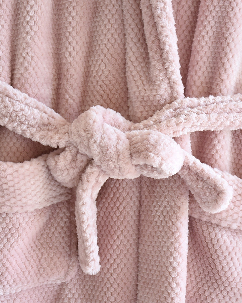 Gros plan sur la texture douce du peignoir