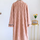 Peignoir rose en polaire avec col rond et boutons