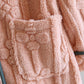 Vue de face du peignoir rose avec poches avant