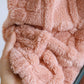 Texture douce et tissée du peignoir rose en polaire