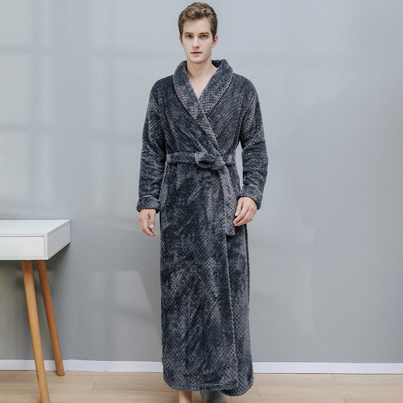 Homme portant un peignoir gris, vue de dos