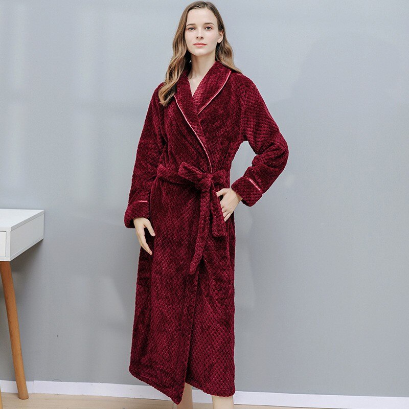 Femme portant un peignoir rouge, confort et chaleur