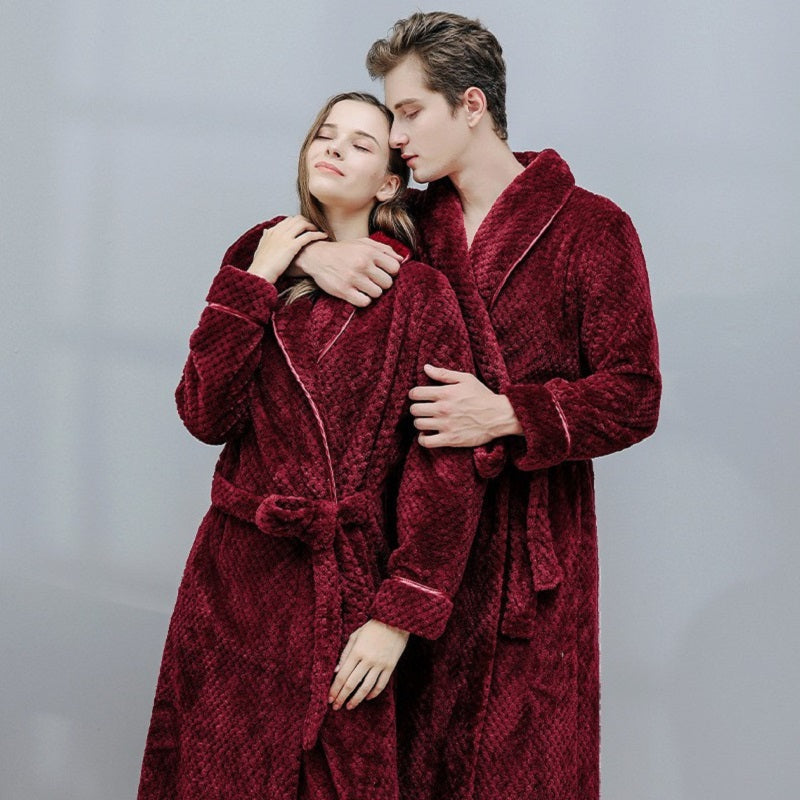 Vue de dos du peignoir rouge avec capuche en pilou