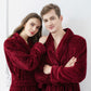 Homme portant un peignoir rouge dans un salon