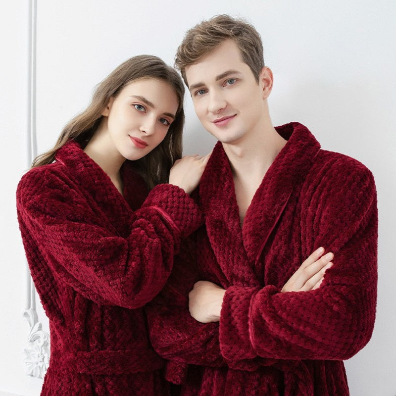 Homme portant un peignoir rouge dans un salon