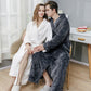 Peignoir gris foncé en pilou pilou sur cintre