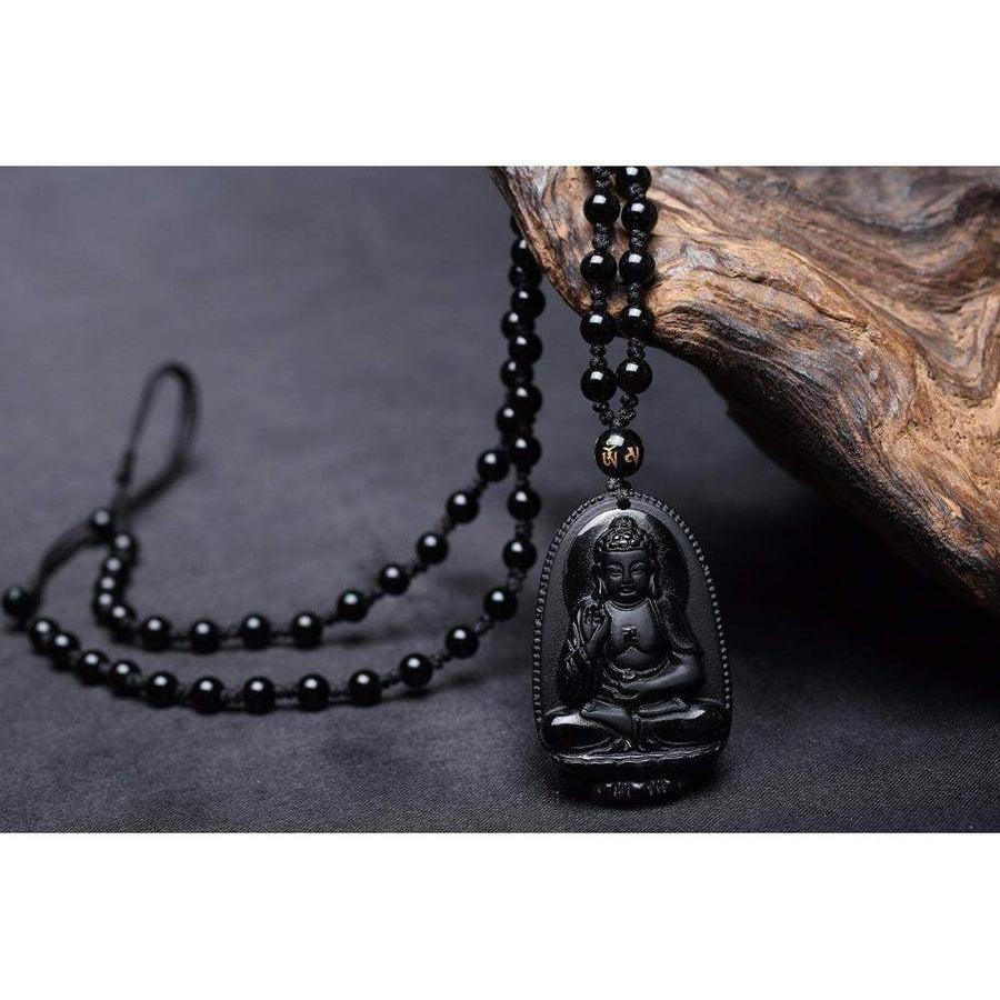 Gros plan sur la gravure fine du Bouddha en obsidienne