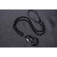 Vue latérale du pendentif obsidienne, mettant en valeur la texture