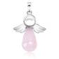 Gros plan sur le pendentif ange en quartz rose