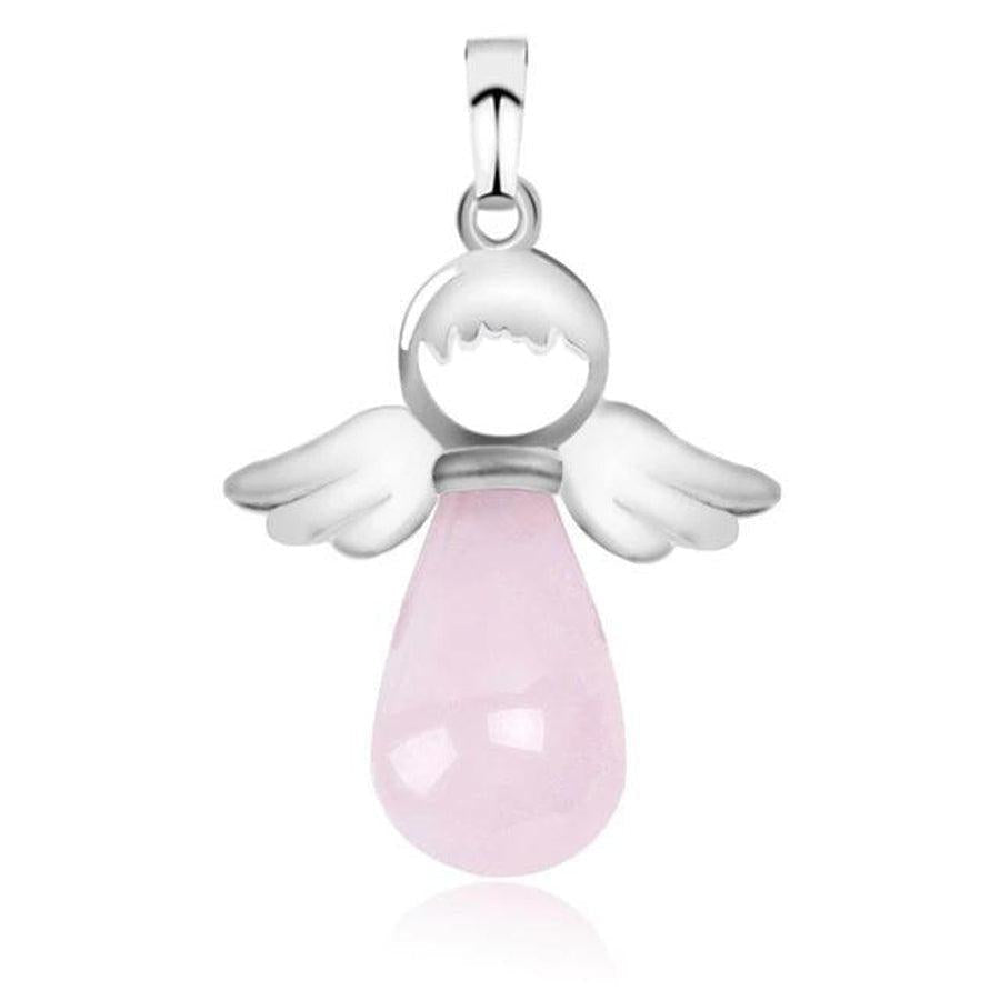 Gros plan sur le pendentif ange en quartz rose