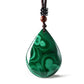 Pendentif en malachite en forme de goutte d'eau sur fond blanc